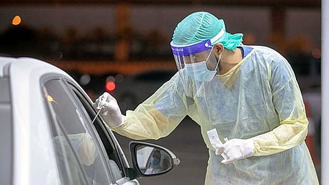 إجراء مسحة كورونا لأحد الأشخاص – أرشيفية