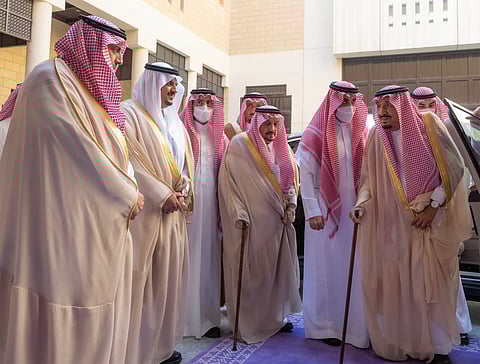 بالصور.. خادم الحرمين يزور مقر إمارة الرياض وقصر المصمك
