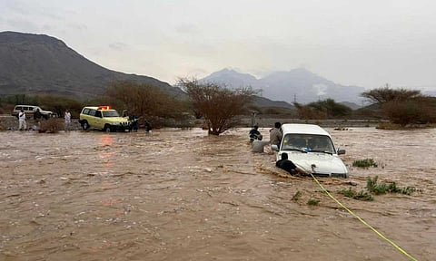 بسبب الأمطار.. أمن الطرق يدعو للحيطة والحذر أثناء القيادة بمنطقة الجوف