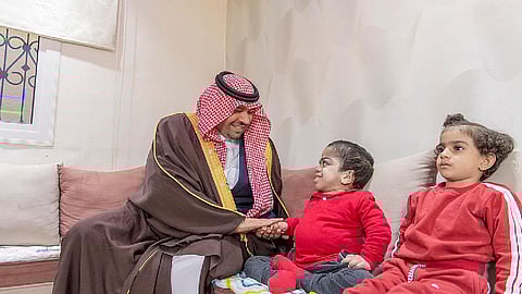 أمير الحدود الشمالية يزور طفلين