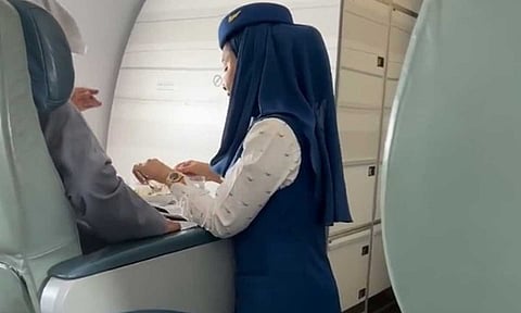 مضيفة الخطوط السعودية تطعم راكبًا من ذوي الإعاقة.. موقف إنساني مشرف (فيديو)