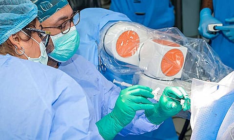 إجراء أول جراحة مخ باستخدام الروبوت في "تخصصي جدة"