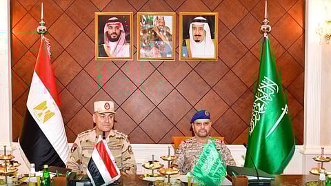 رئيس هيئة الأركان العامة مع الفريق أسامة عسكر