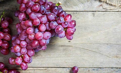 دراسة: تناول العنب يسهم في الوقاية من الإصابة بحروق الشمس