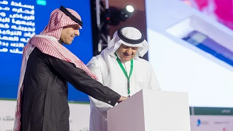 سلطان بن سلمان يُدشن كُتيبًا