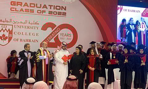 : د. الاشيقر يستلم تكريم زوجته المتوفاة