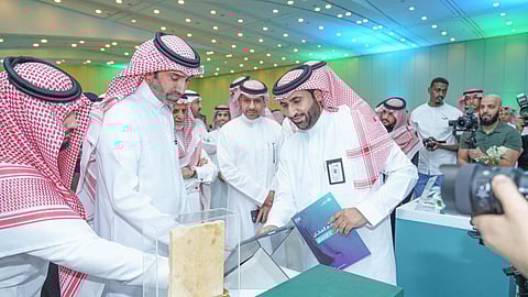 وزير الموارد البشرية يدشن دليل مركز سمايا