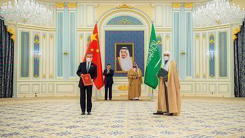 جانب من توقيع الاتفاقيات بين الصين والمملكة بحضور ولي العهد والرئيس الصيني