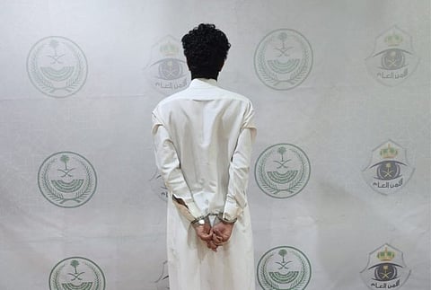 القبض على مقيم لنشره محتوى مرئي يتضمن ألفاظاً تمس القيم الدينية