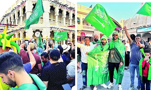بالزي الخليجي.. مشجعون أجانب في كأس العالم يزورون "البيت السعودي" بالدوحة