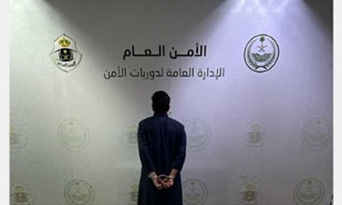 الإطاحة بشخص قاد مركبته عكس السير وصدم دورية أمنية بالرياض