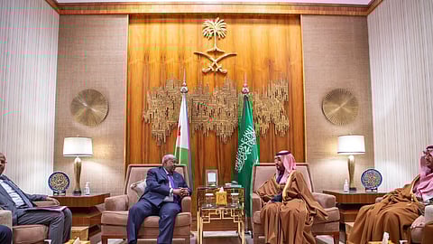 ولي العهد يستقبل رئيس جمهورية جيبوتي