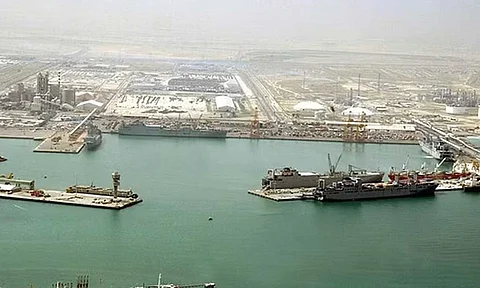 الكويت.. إيقاف الملاحة البحرية مؤقتًا في موانئ الشويخ والشعيبة والدوحة