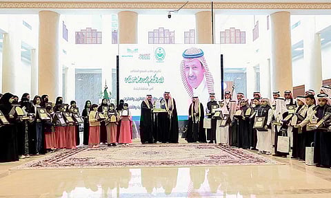 أمير الباحة يكرم 53 طالبًا تميزوا في المسابقات الوطنية والإقليمية