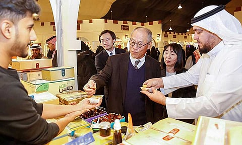 بالصور.. السفير الياباني لدى المملكة يزور مهرجان تمور الأحساء