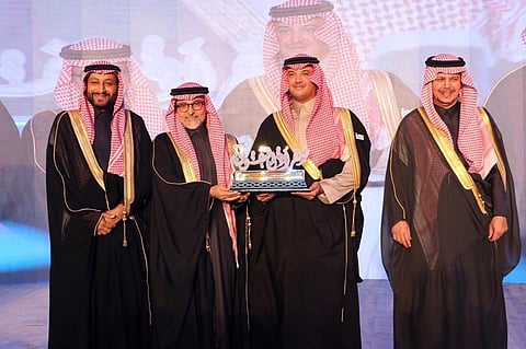 بالصور.. محافظِ الأحساء يرعى حفل تكريم الطلاب المتفوقين الـ 39
