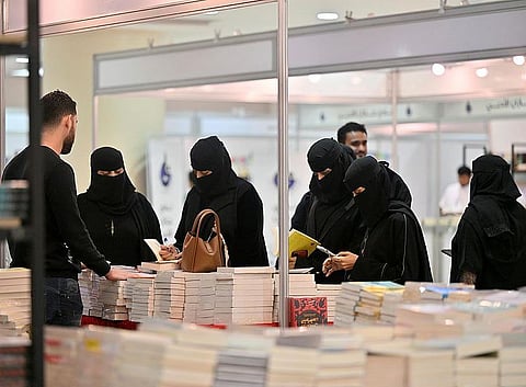 جانب من فعاليات معرض الكتاب بمهرجان شتاء جازان