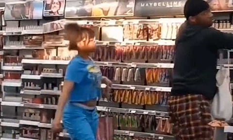 شخصان يسرقان متجراً لمستحضرات التجميل في كاليفورنيا