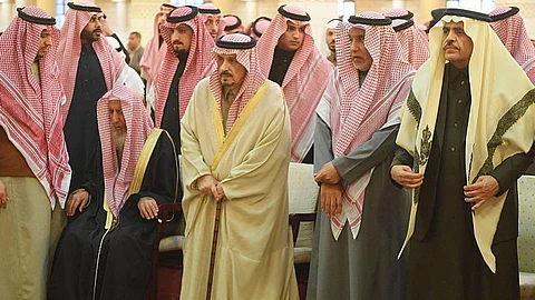 أمير الرياض يؤدّي صلاة الميت