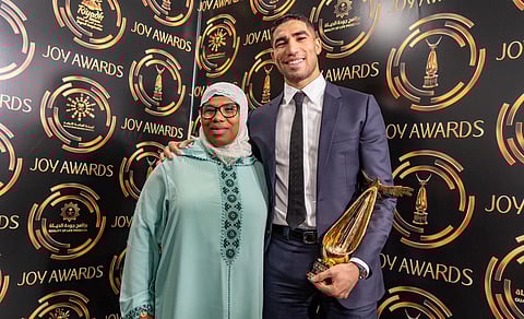 أشرف حكيمي يتسلم جائزة الرياضي المفضل من Joy Awards برفقة والدته