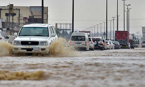 القيادة أثناء هطول الأمطار – أرشيفية