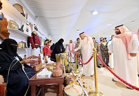 جانب من زيارة أمير جازان لركن التراث