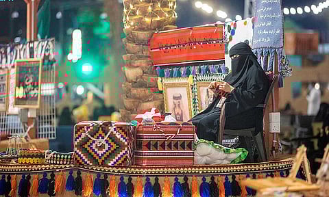 أبرزها حياكة «الطواقي».. العروض اليدوية للحرفيين تجذب زوار مهرجان شتاء جازان