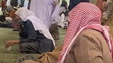 مواطن يغطي زائر بردائه في المسجد النبوي