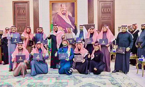 أمير حائل يكرِّم أعضاء اللجان التنظيمية لجائزة «بصمة» في نسختها الخامسة