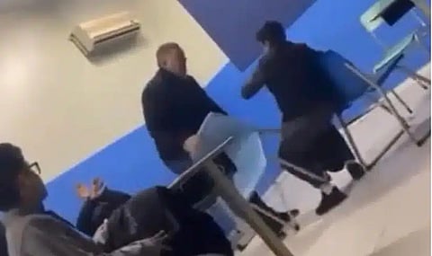 معلم يضرب طالبا في حفر الباطن