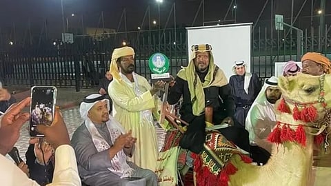 مواطن من ذوي الاحتياجات يحتفي بيوم التأسيس على ظهر جمل من مكة إلى الرياض