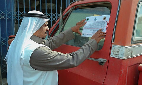 وضع الملصقات على السيارات