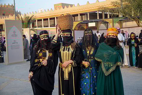 بالتزامن مع يوم التأسيس.. 4 نساء حفرن أسماءهن من ذهب في السعودية