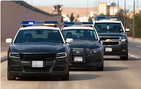 القبض على مقيمين لنقلهما وإيوائهما مخالفين لنظام أمن الحدود في عسير