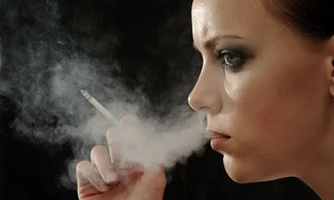 مرأة مدخنة