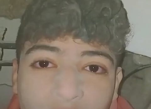 شاب سوري يوثق وجوده تحت الأنقاض