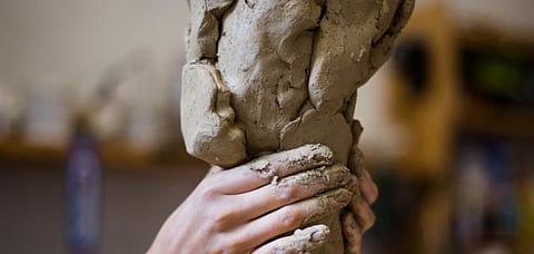 النّحاتة السعودية زينب الفقيري تروي قصة عشقها لفن النحت وتجسيد معالم العلا التاريخية