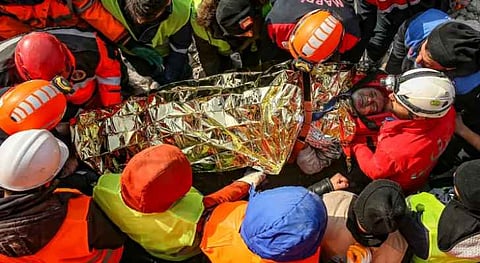 إنقاذ أحياء من تحت الأنقاض في تركيا