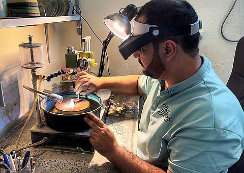 تحويل الأحجار الكريمة إلى تحف فنية