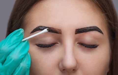 هل تقشير الحواجب بالليزر يضر العينين؟