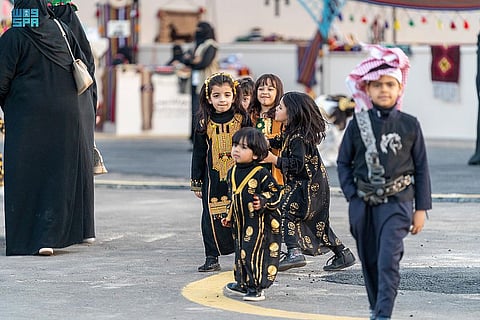 أطفال يحتفلون بيوم التأسيس