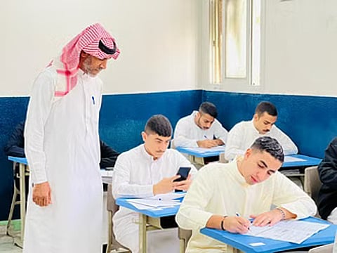 وكيل متوسطة القادسية بتبوك: لم يتغيب طالب عن أداء الامتحانات اليوم