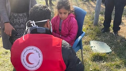 أعضاء الهلال الأحمر يسعفون متضرري الزلزال