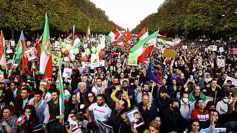 متظاهرون يحتجون على مقتل مهسا أميني في برلين