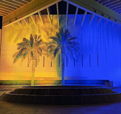 سفارة أمريكا بالرياض تضيء مبناها بعلم أوكرانيا في ذكرى «الغزو الروسي»