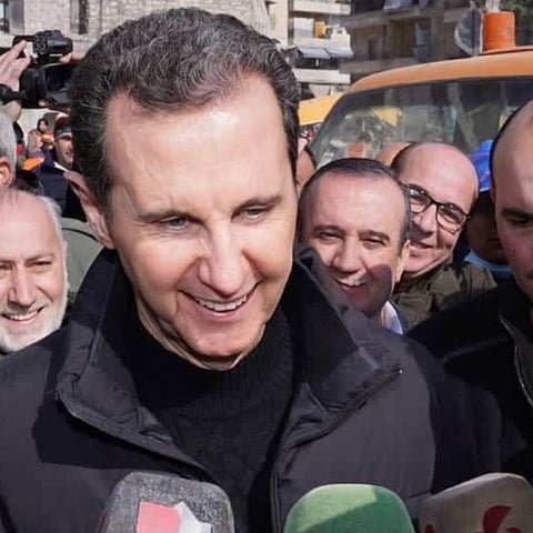 بشار الأسد في إحدى مناطق الزلزال بحلب