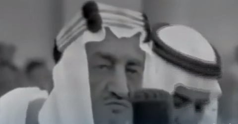 الملك فيصل يرتدي العقال المقصب