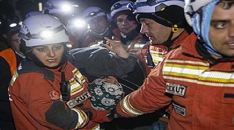 إخراج سيدة من تحت الأنقاض في تركيا