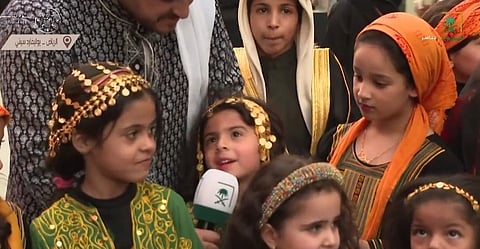 بالفيديو.. طفلة تعبّر عن فرحتها بيوم التأسيس والزي التقليدي