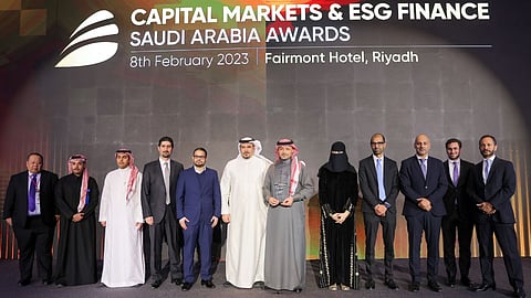 الزاهر - وسط الصورة - مع فريق عمل anb خلال تسلّم جائزة أفضل صفقة تمويل في قطاع النقل بالمملكة العربية السعودية